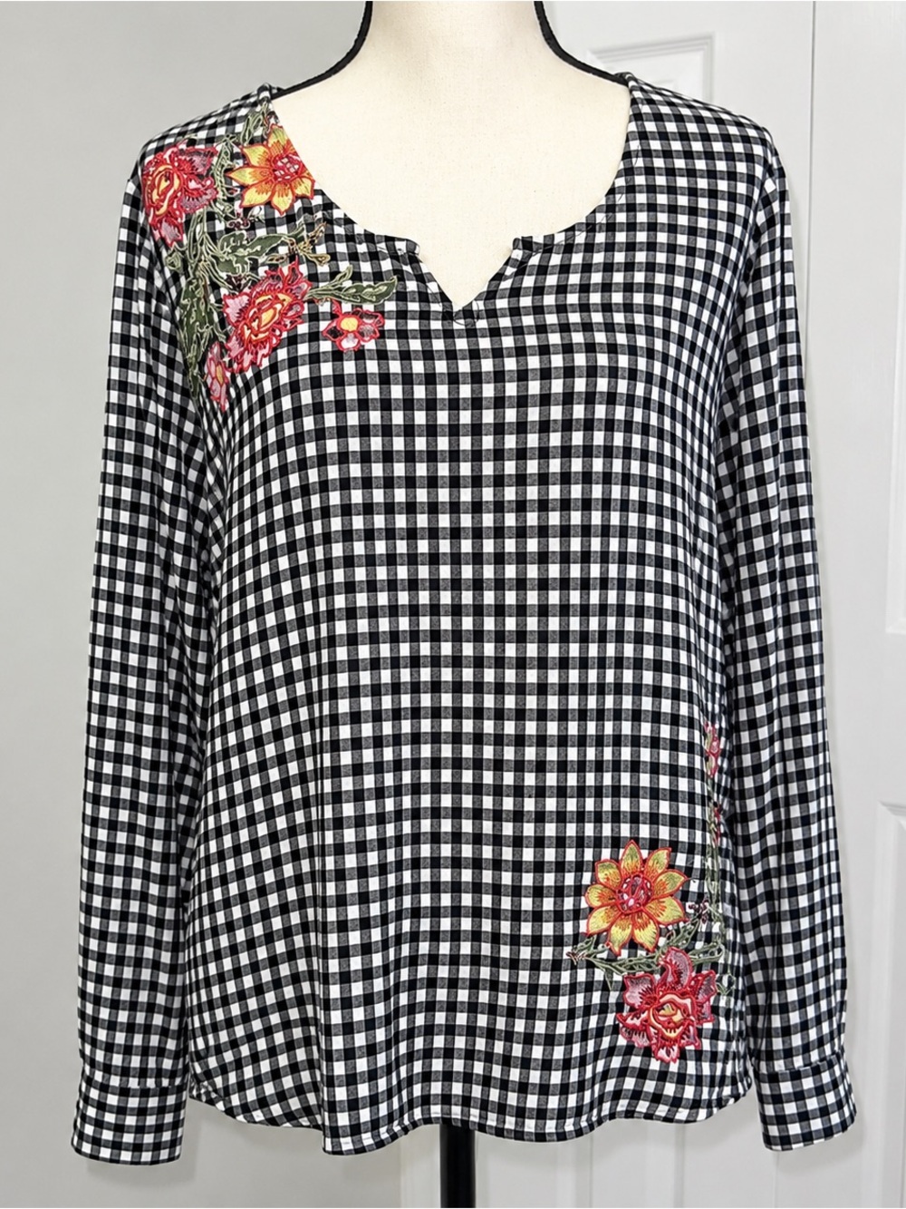 Style & Co Black/White Checkered Rose Embroidered Tunic - L
